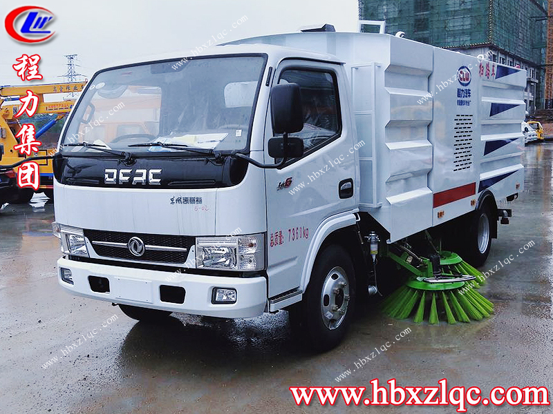 程力集團(tuán)，又一臺東風(fēng)多利卡功能掃路車開往河北路上
